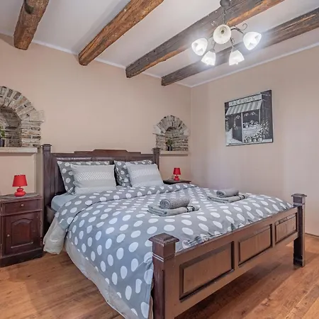 Apartment Lea - Pzn305 By Interhome